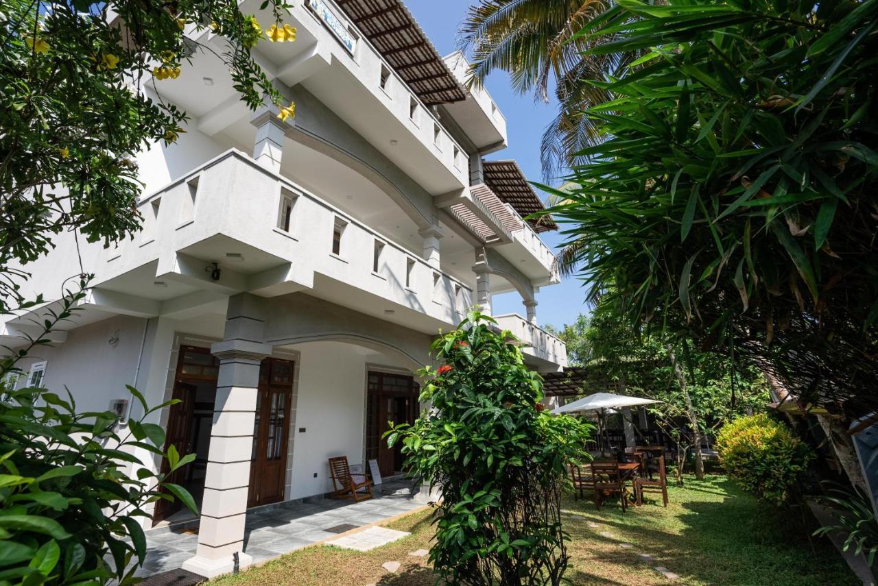 Plantation Surf Inn & Restaurant - Midigama East Ngoại thất bức ảnh
