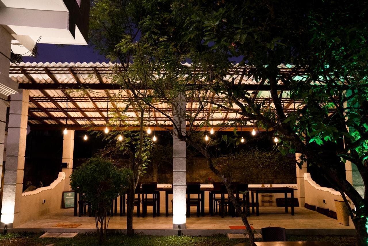 Plantation Surf Inn & Restaurant - Midigama East Ngoại thất bức ảnh